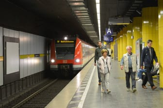 Eine S-Bahn fährt am Rosenheimer Platz ein (Archivbild): An der Haltestelle ereignete sich der kuriose Zwischenfall.