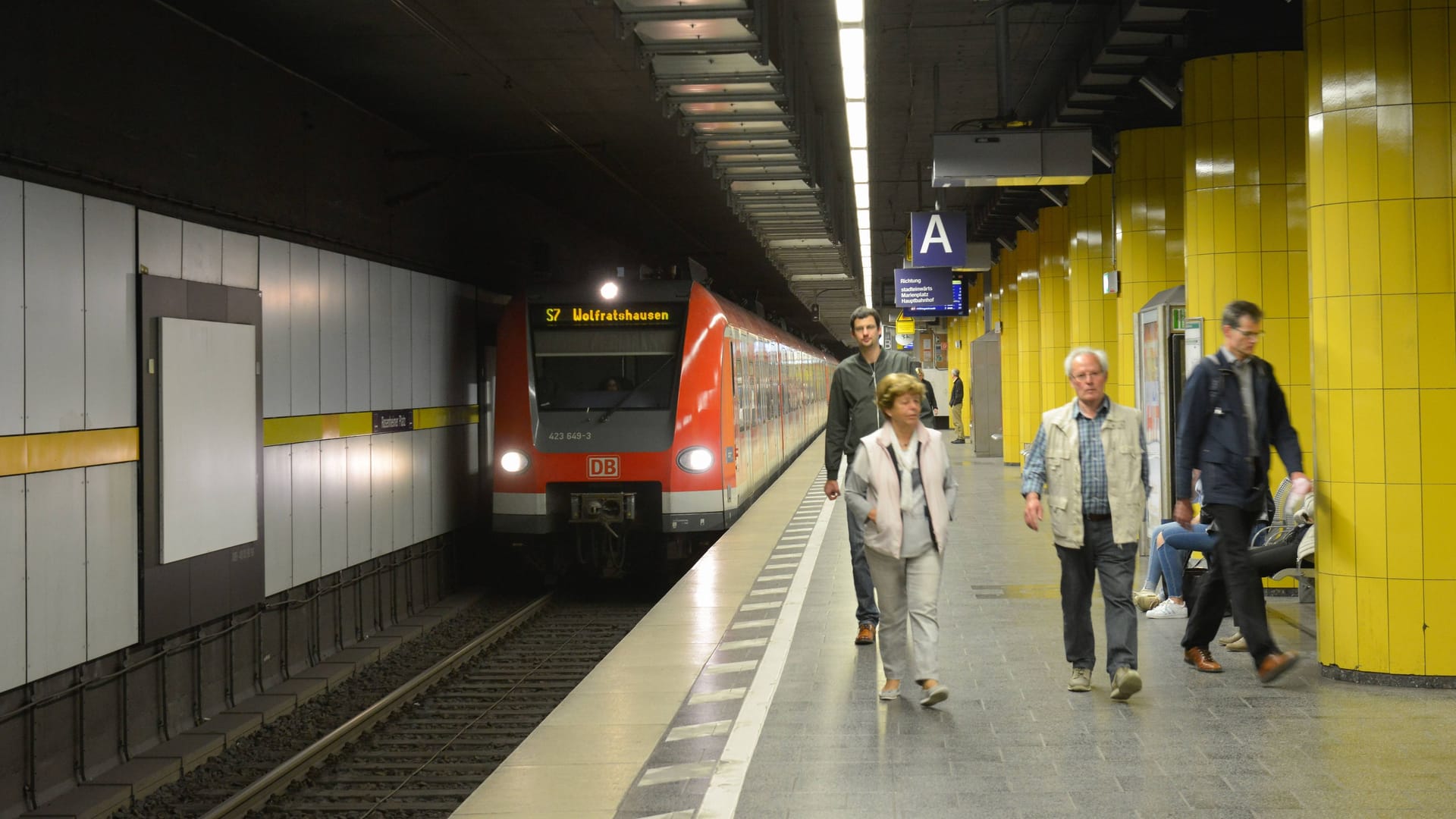 Eine S-Bahn fährt am Rosenheimer Platz ein (Archivbild): An der Haltestelle ereignete sich der kuriose Zwischenfall.