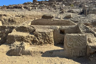Die Teile eines 4.000 Jahre alten zeremoniellen Tempels, der in einer Sanddüne im Norden Perus begraben war.