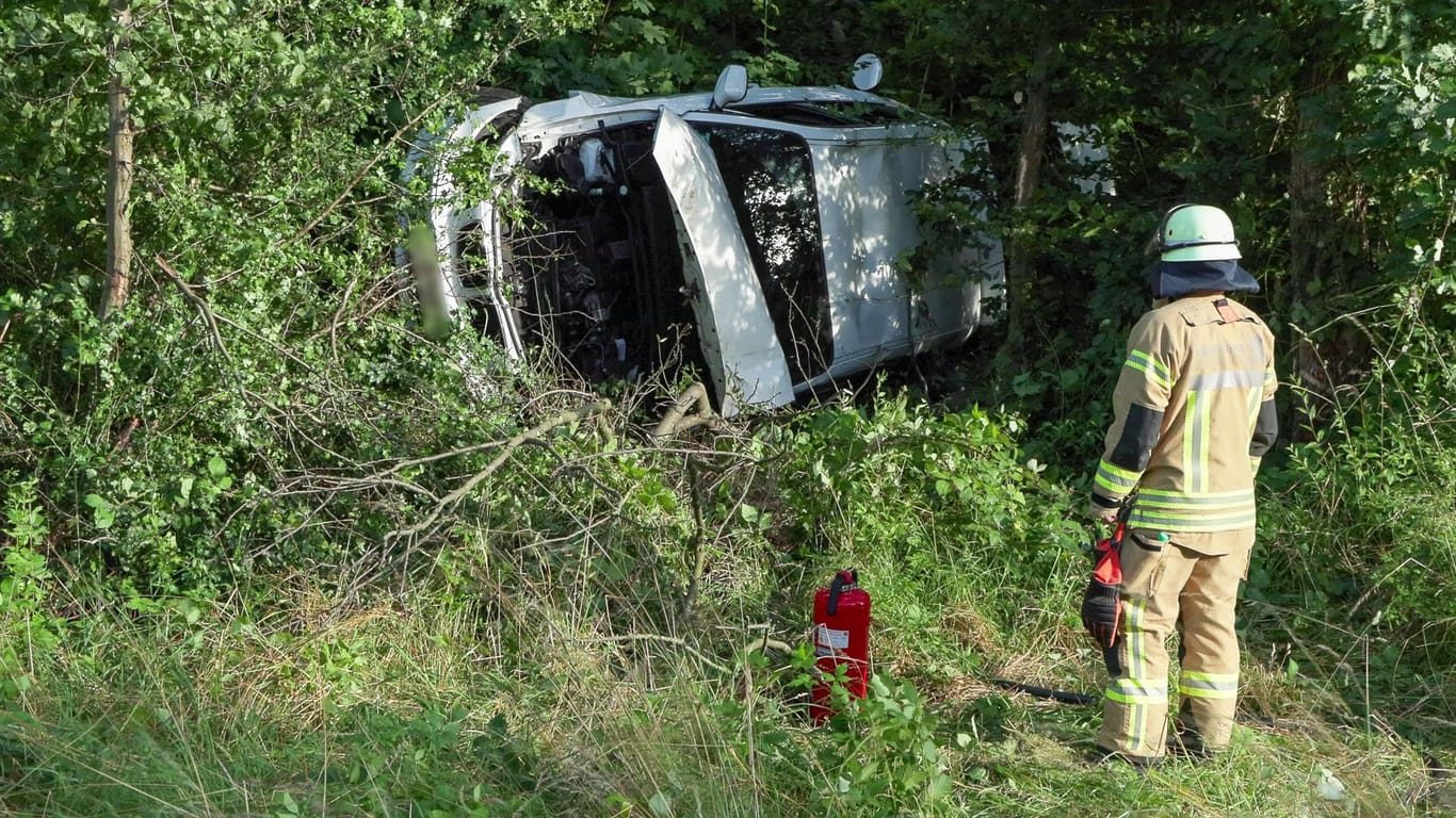 Schwerer Unfall in der Abfahrt Garath: PKW von Fahrbahn abgekomm