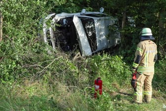 Schwerer Unfall in der Abfahrt Garath: PKW von Fahrbahn abgekomm