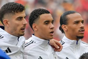 Kai Havertz, Jamal Musiala und Leroy Sané (v. l. n. r.): Die Spieler sind aktuell noch im Urlaub.