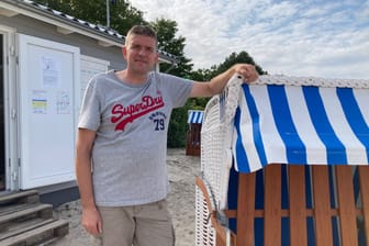 Er hat, was alle wollen, aber nicht mehr viele bekommen: Marcus Bade verleiht die klassischen Möbel am Timmendorfer Strand.