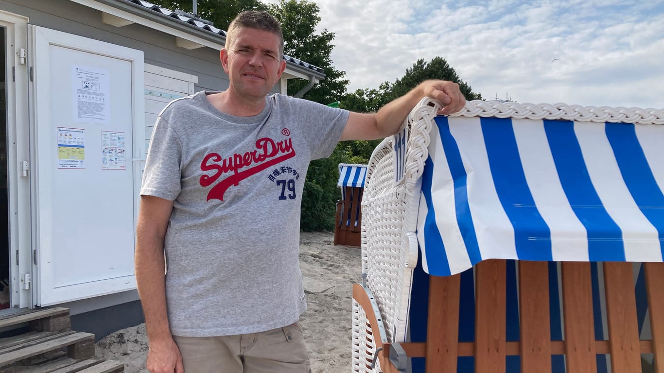 Er hat, was alle wollen, aber nicht mehr viele bekommen: Marcus Bade verleiht die klassischen Möbel am Timmendorfer Strand.