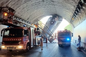 Bus nach Unfall in der Senkrechten