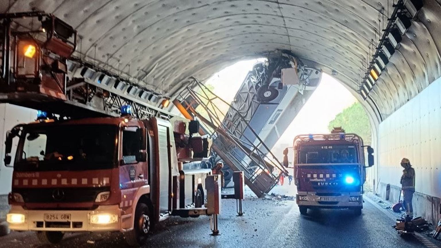 Bus nach Unfall in der Senkrechten Bus nach Unfall in der Senkrechten