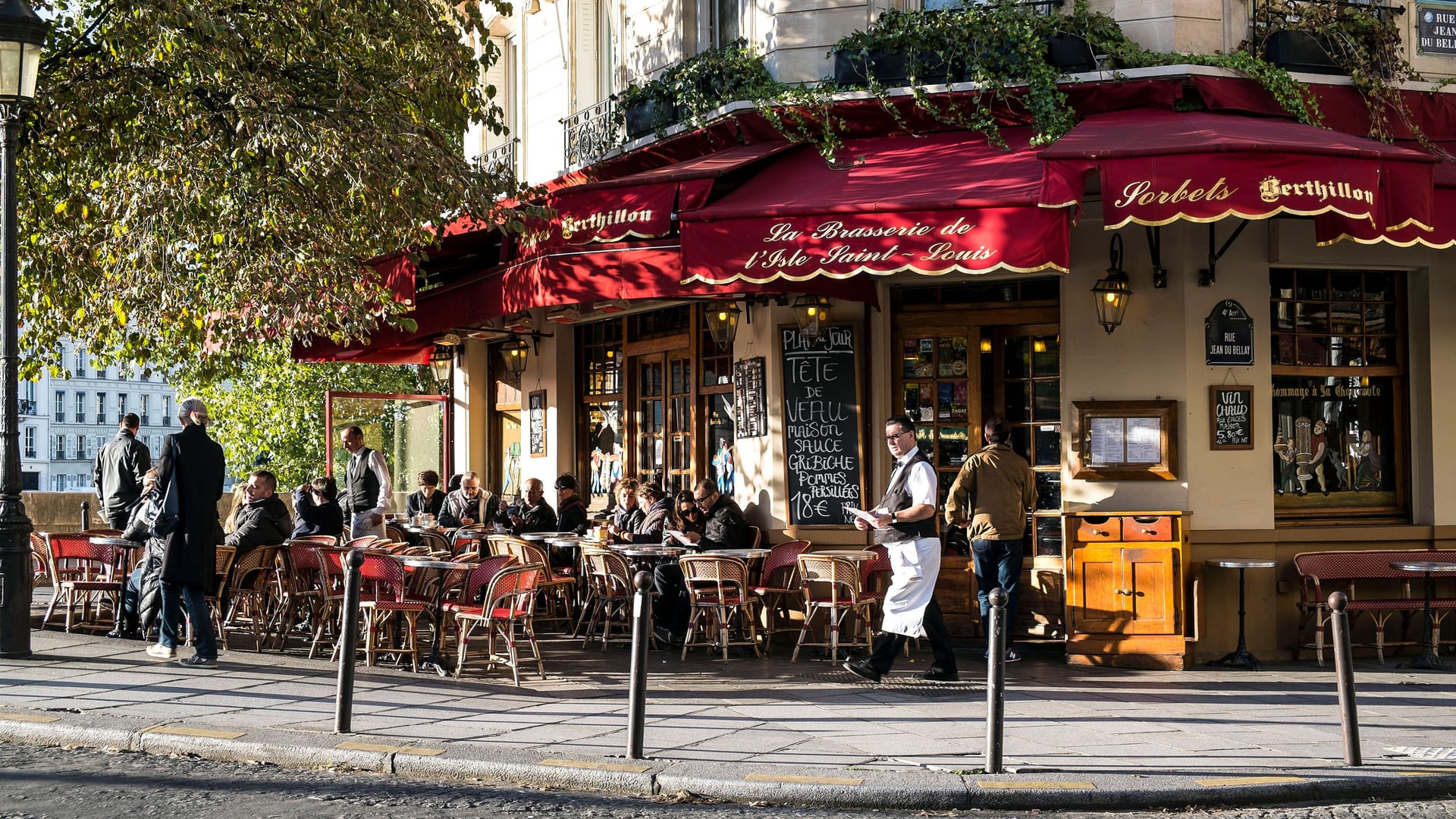 Restaurant in Paris: In Frankreich ist auf der Rechnung bereits eine Servicepauschale von 15 Prozent inkludiert. Gibt man trotzdem noch Trinkgeld?