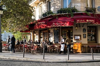 Restaurant in Paris: In Frankreich ist auf der Rechnung bereits eine Servicepauschale von 15 Prozent inkludiert. Gibt man trotzdem noch Trinkgeld?
