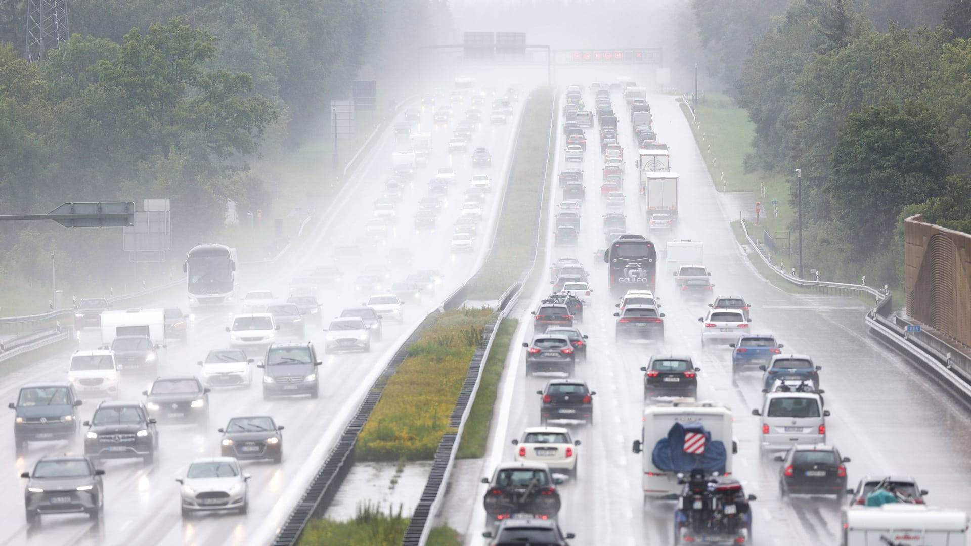 Stau auf einer Münchner Autobahn (Symbolfoto): Mit den Sommerferien droht ein neues Chaos auf den Strecken im Freistaat.