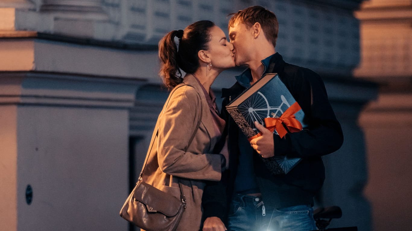 Janina Uhse als Pia und Dennis Mojen als Jan küssen sich in "Spieleabend": Die beiden führen eine harmonische Beziehung, doch dann lernt Jan Pias Freundeskreis kennen.