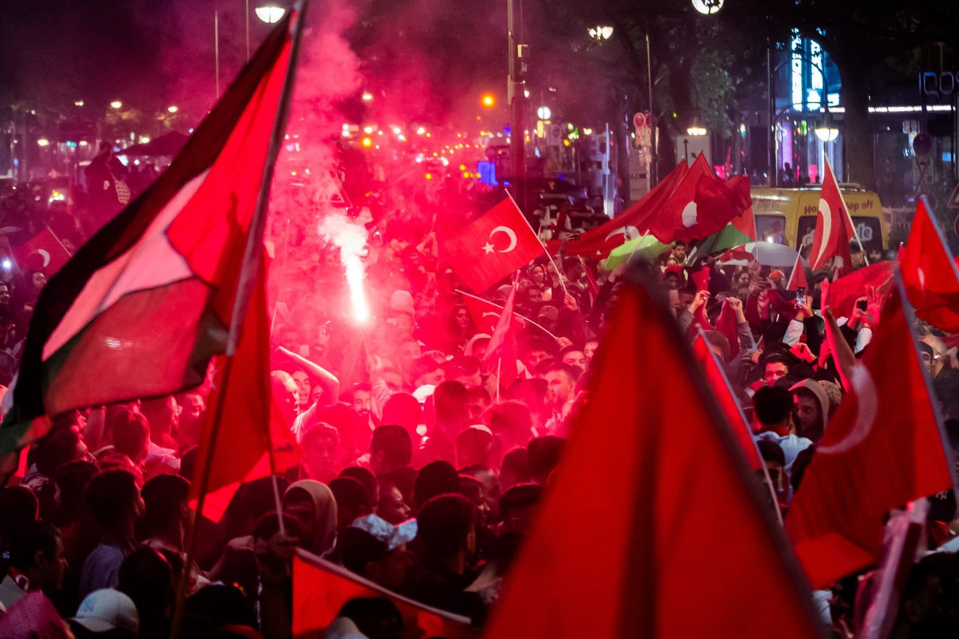 Türkei-Fans feiern ihren EM-Sieg am Breitscheidplatz: Am Abend waren Tausende auf den Straßen unterwegs.