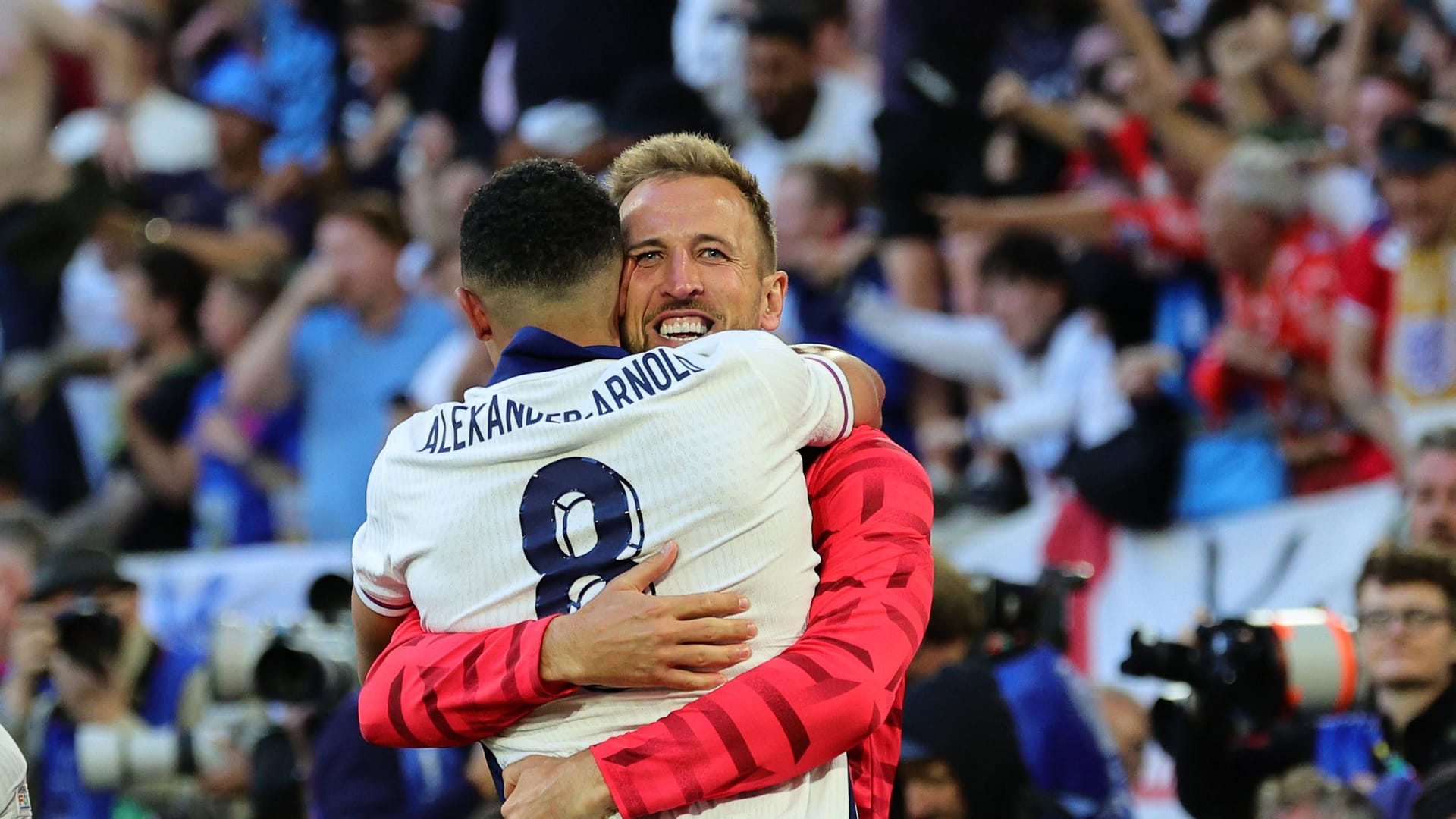 Harry Kane und Trent Alexander-Arnold: Sie lagen sich nach dem Weiterkommen in den Armen.