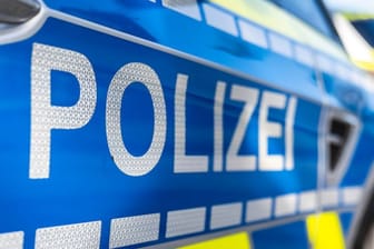 An der Tür von einem Streifenwagen steht der Schriftzug "Polizei" (Symbolbild): In Aachen ist eine mumifizierte Leiche entdeckt worden.