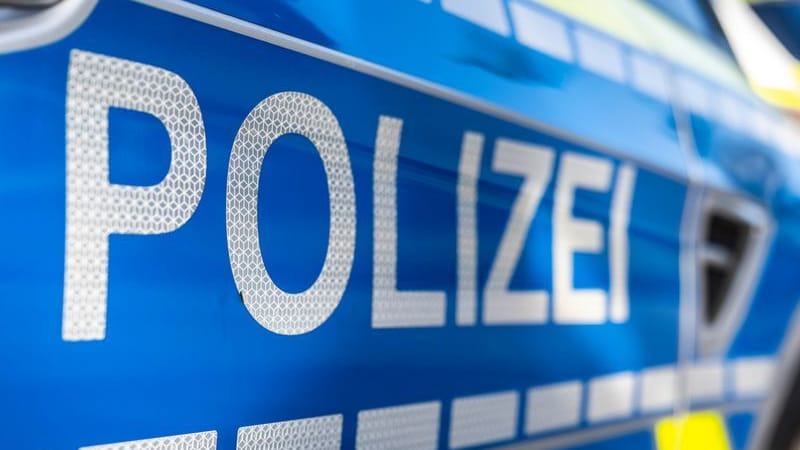 An der Tür von einem Streifenwagen steht der Schriftzug "Polizei" (Symbolbild): In Aachen ist eine mumifizierte Leiche entdeckt worden.