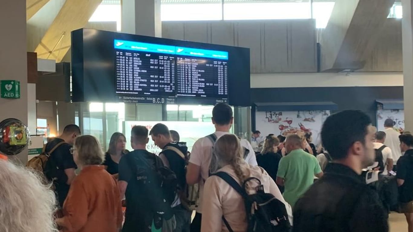 Urlauber warten im Terminal 1 des Flughafens Köln/Bonn: Es kam zu zahlreichen Ausfällen und Verspätungen.