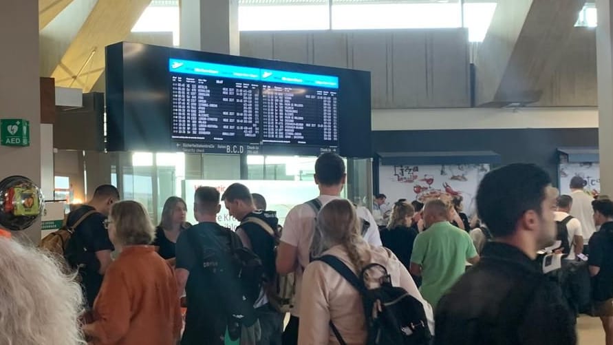 Urlauber warten im Terminal 1 des Flughafens Köln/Bonn: Es kam zu zahlreichen Ausfällen und Verspätungen.