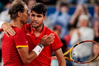 Rafael Nadal und Carlos Alcaraz (r.): Letzterer gab zu, nervös gewesen zu sein.