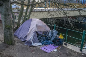 Das Zelt eines Obdachlosen am Landwehrkanal (Archivbild): In Berlin ist ein Mann nach dem Brand seiner Unterkunft verletzt worden.