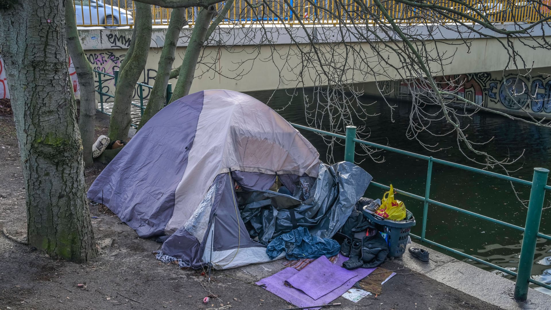 Das Zelt eines Obdachlosen am Landwehrkanal (Archivbild): In Berlin ist ein Mann nach dem Brand seiner Unterkunft verletzt worden.