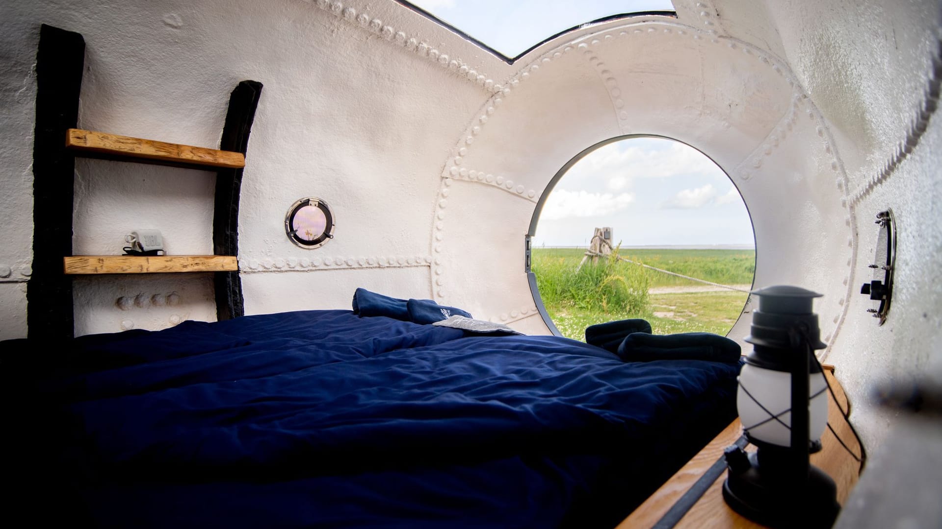 Ein Bett ist in einer ehemaligen Ankerboje verbaut. Die Bojen dienten über Jahrzehnte vor der norwegischen Nordseeküste als Anker für Schiffe.