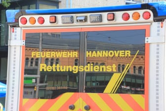 Rettungsdiest der Feuerwehr Hannover (Symbolbild): Erst bei einer Befragung der Frau wurden die Hintergründe des Sturzes klar.