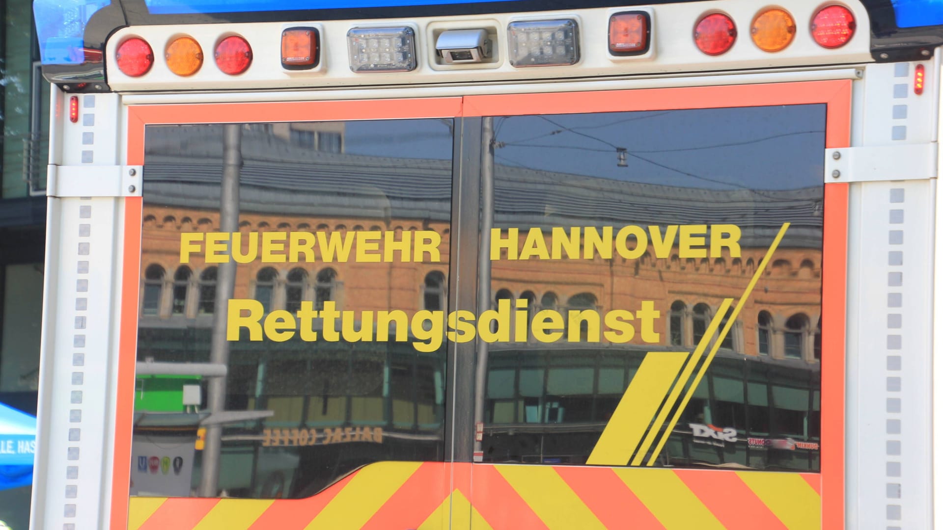 Rettungsdiest der Feuerwehr Hannover (Symbolbild): Erst bei einer Befragung der Frau wurden die Hintergründe des Sturzes klar.