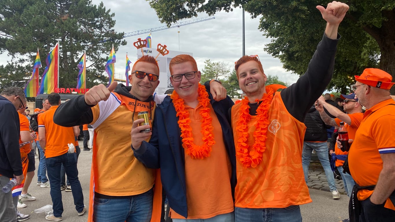 Diese drei Fans aus dem Norden Hollands haben ihre Haare gefärbt.