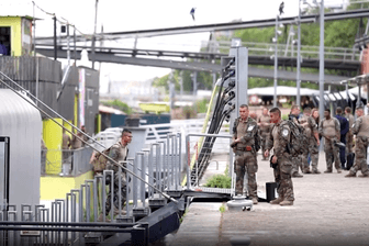 Soldaten kontrollieren Boote auf der Seine.