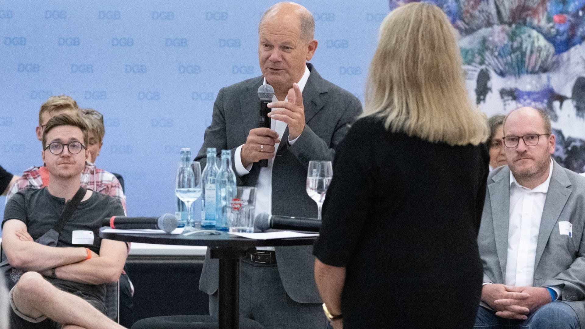 Bundeskanzler Olaf Scholz (SPD) spricht auf einer Veranstaltung des DGB Sachsen im Penck Hotel neben Petra Köpping (SPD), Sozialministerin von Sachsen.