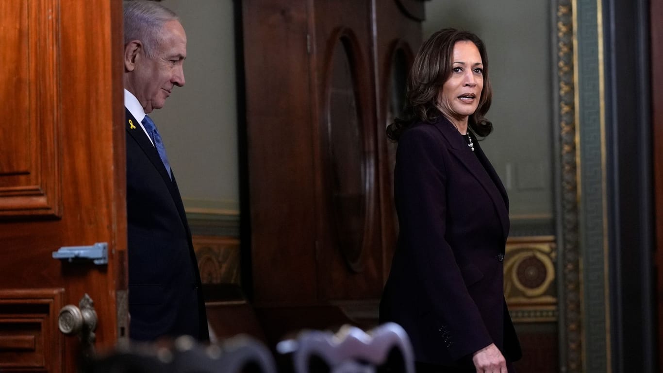 Benjamin Netanjahu (l.) und Kamala Harris vor einem Treffen in Washington.