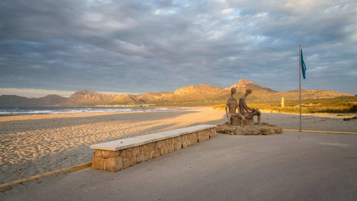 Strandpromenade mit Sandstrand Playa Sa Canova in Son Serra de Marina mit Skulpturen von Joan Bennassar.