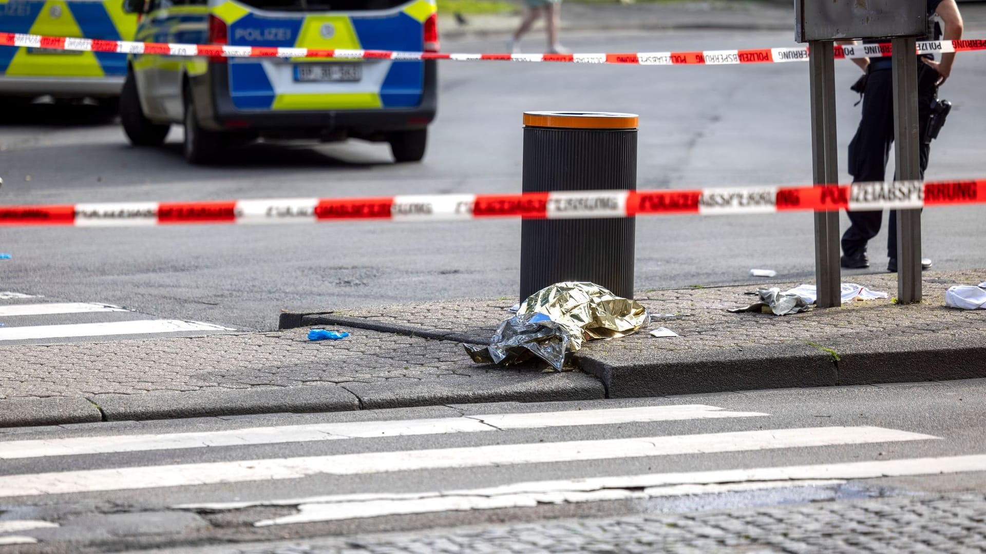Zwei Menschen mit einem Messer verletzt Zwei Menschen mit einem Messer verletzt