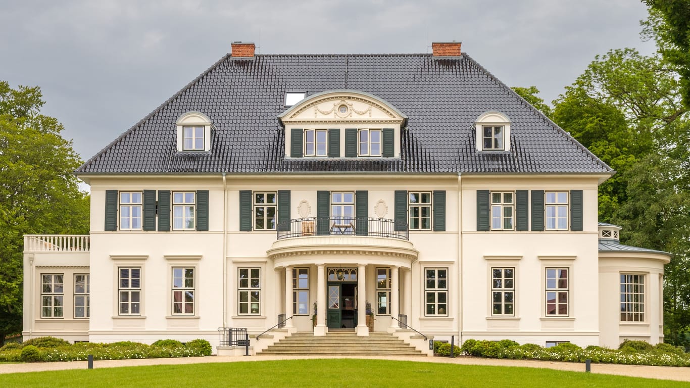 Offiziell hieß das Gut Rothensande, heute ist es zum Hotel Gut Immenhof umgebaut. Der prächtige Gutshof steht in Malente.