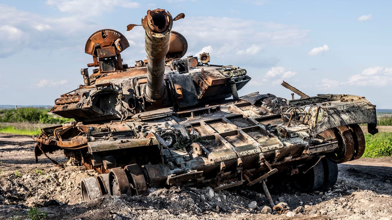 Zerstörter russischer Panzer in der Ukraine (Archivbild): Der Panzer wird sich verändern, sagt Experte Ralf Raths.