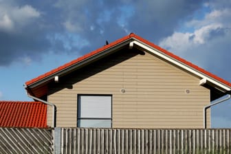 Ein Einfamilienhaus in einer Wohnsiedlung