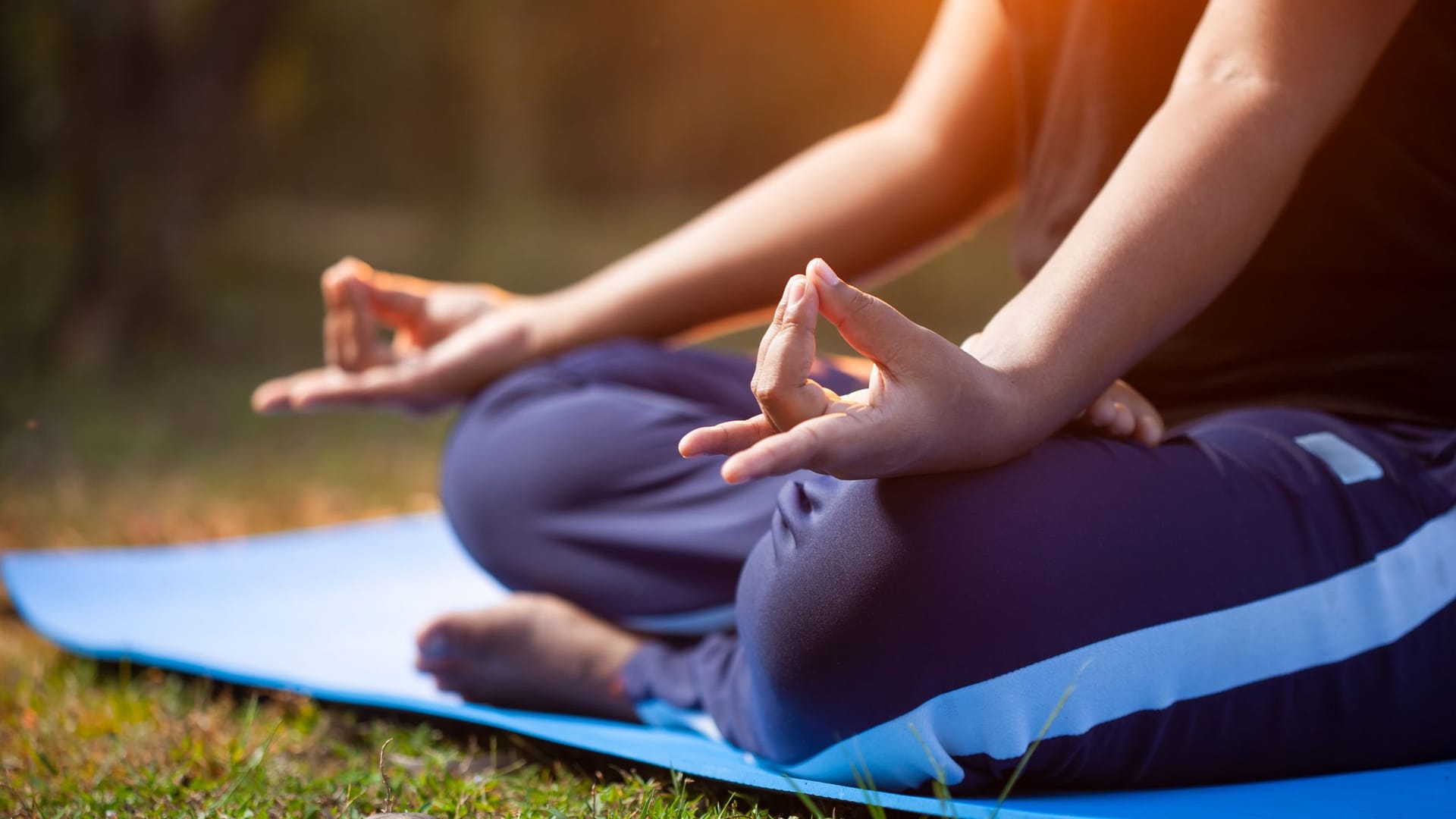 Apana Mudra: Bei der Meditation oder beim Yoga wird die Geste oft verwendet.