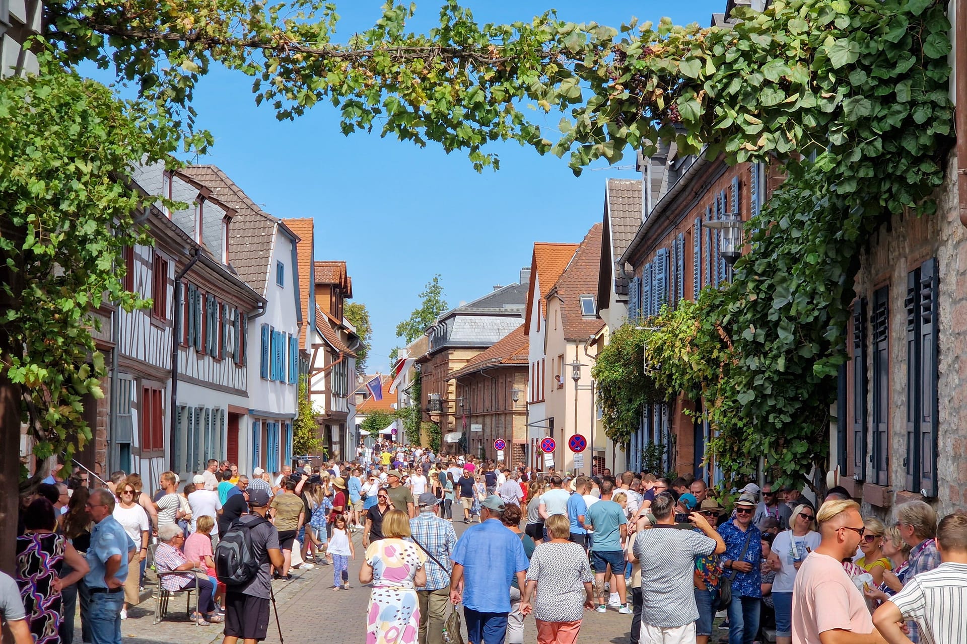 Menschenansammlung beim Winzerfest in Groß-Umstadt