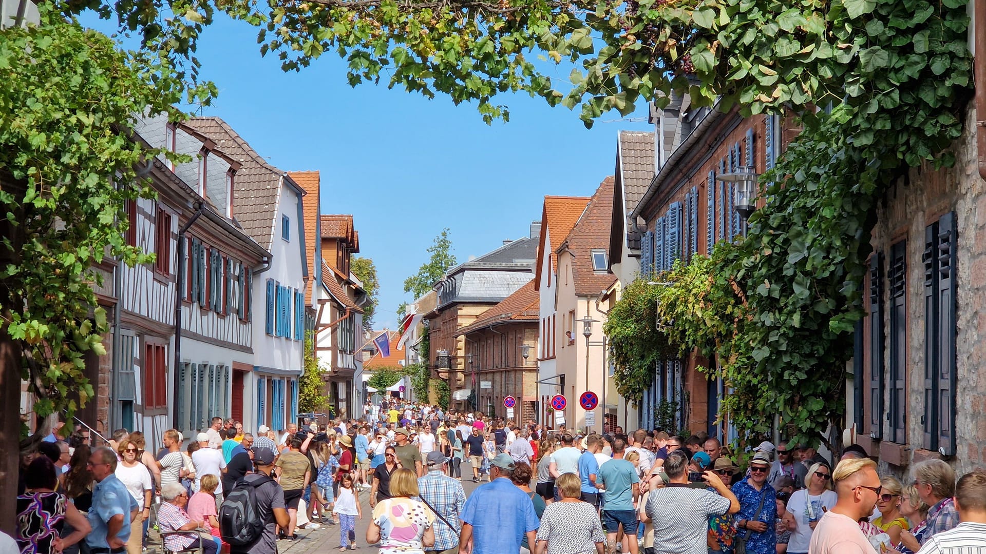 Menschenansammlung beim Winzerfest in Groß-Umstadt