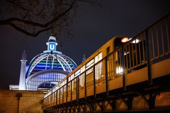 Eine U-Bahn am Nollendorfplatz in Berlin: Die Berliner CDU will mehr Sichtbarkeit für den Regenbogenkiez.