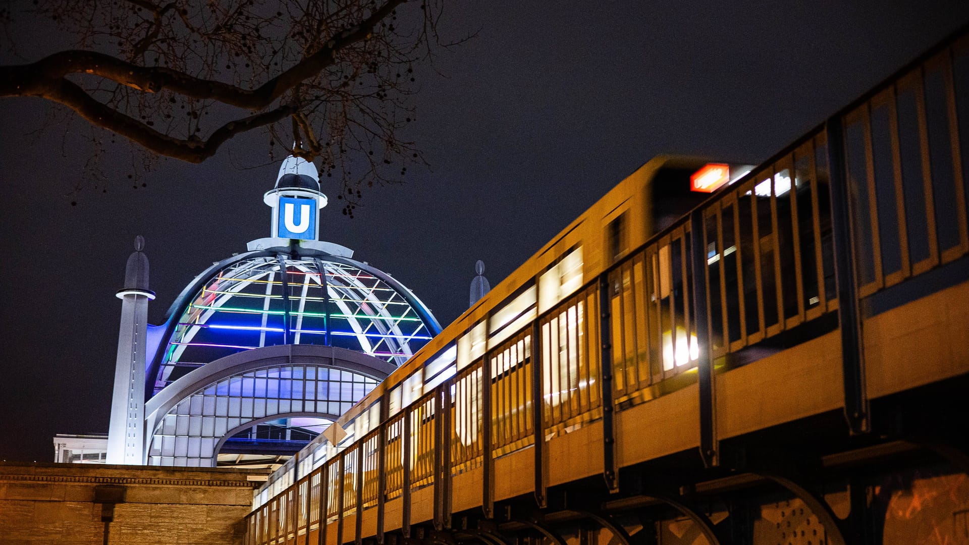 Eine U-Bahn am Nollendorfplatz in Berlin: Die Berliner CDU will mehr Sichtbarkeit für den Regenbogenkiez. Eine U-Bahn am Nollendorfplatz in Berlin: Die Berliner CDU will mehr Sichtbarkeit für den Regenbogenkiez.