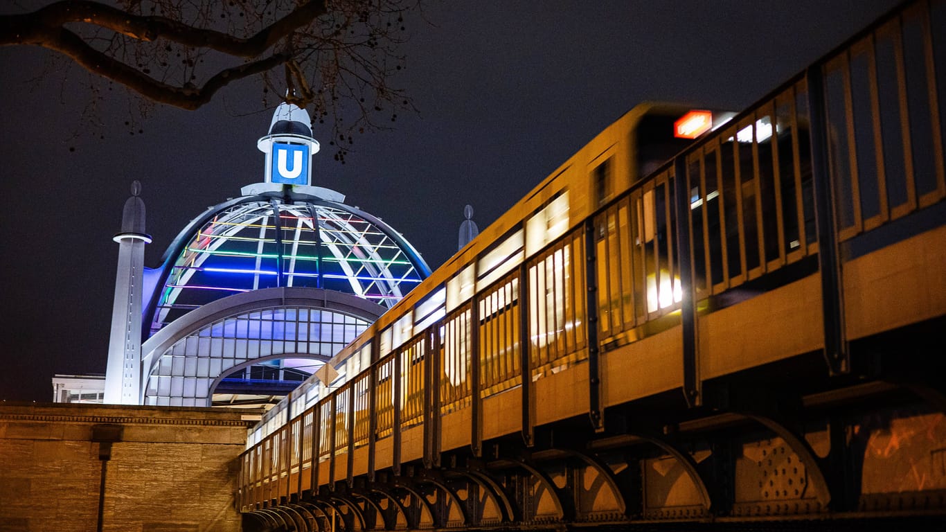 Eine U-Bahn am Nollendorfplatz in Berlin: Die Berliner CDU will mehr Sichtbarkeit für den Regenbogenkiez.