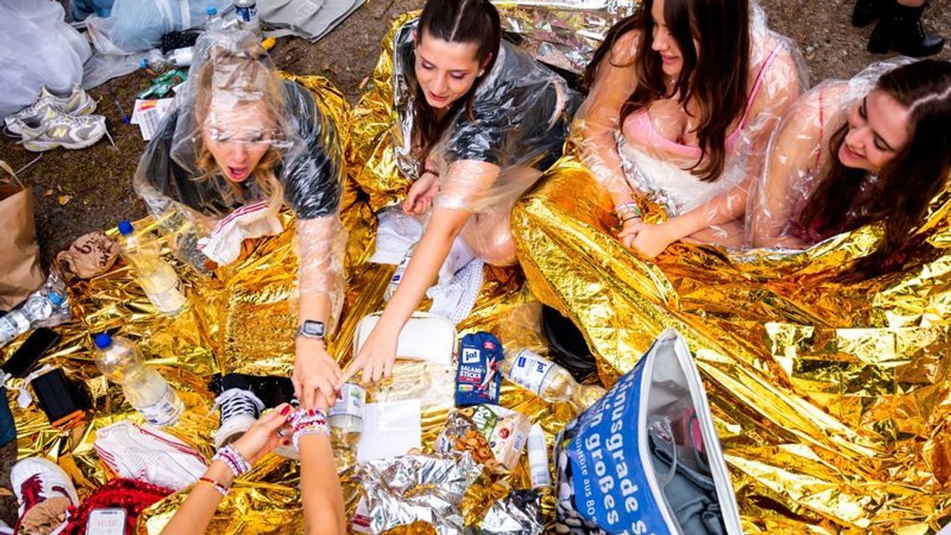 Nele, Mara, Maja, Marie (l-r) und Marissa (unten) aus Dortmund, Fans der Sängerin Taylor Swift.