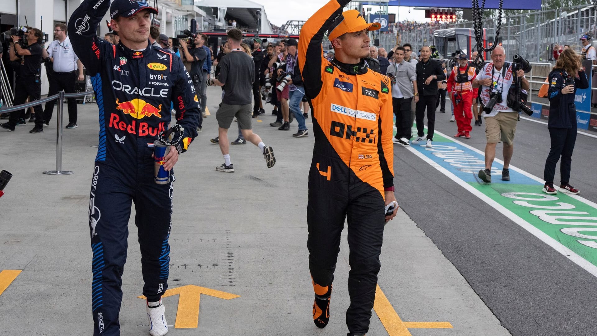 Max Verstappen (l) und Lando Norris