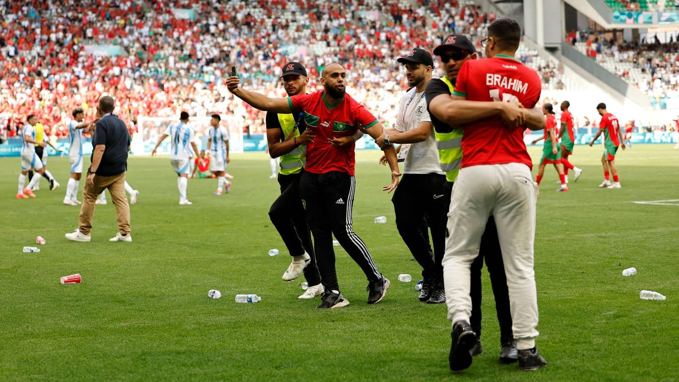 Fans stürmen nach dem vermeintlichen 2:2 der Argentinier den Rasen.