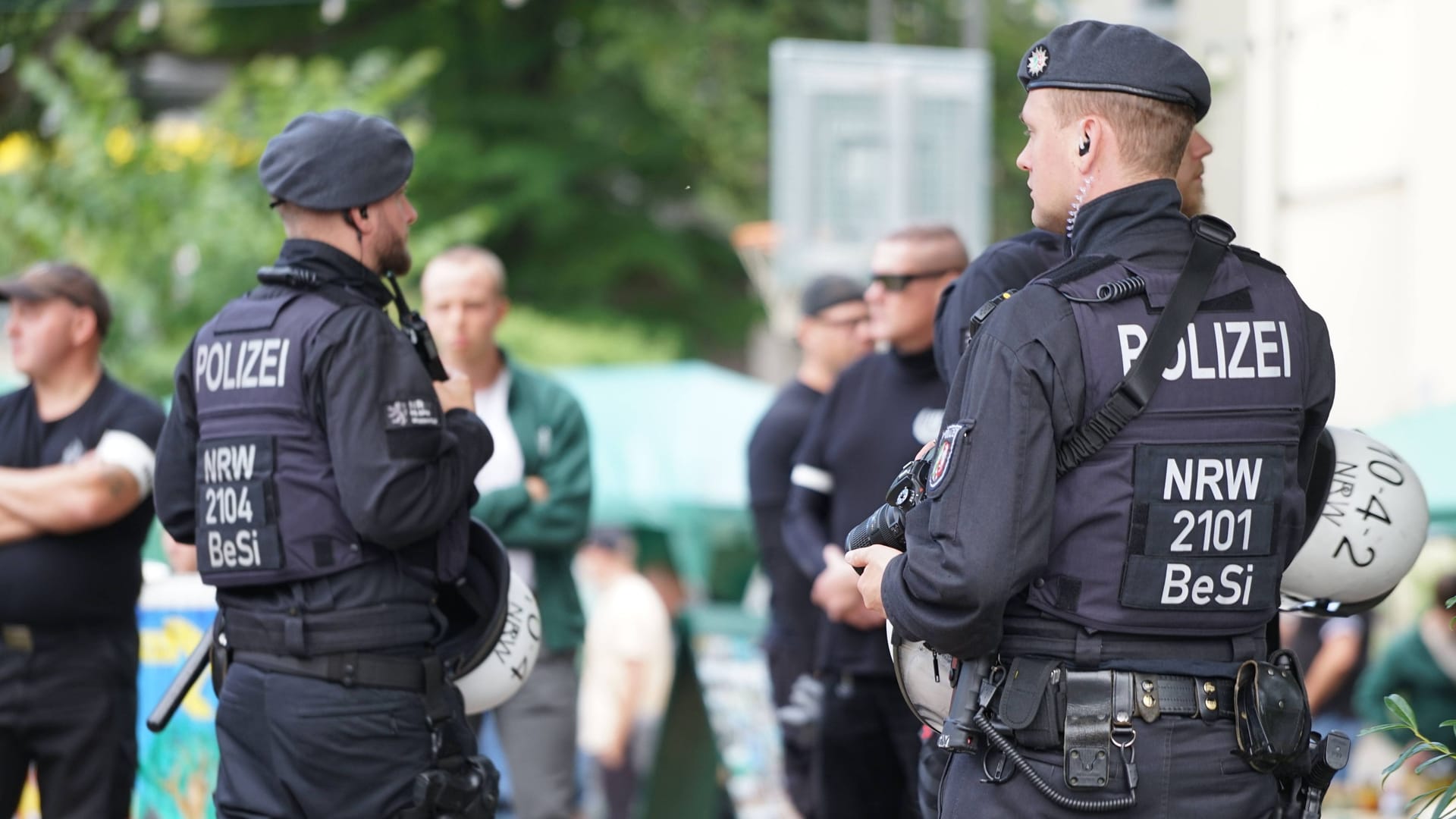 Die Polizei und Mitglieder der Kleinstpartei "III. Weg" (Archivbild): In Berlin waren rund 130 Polizisten im Einsatz.