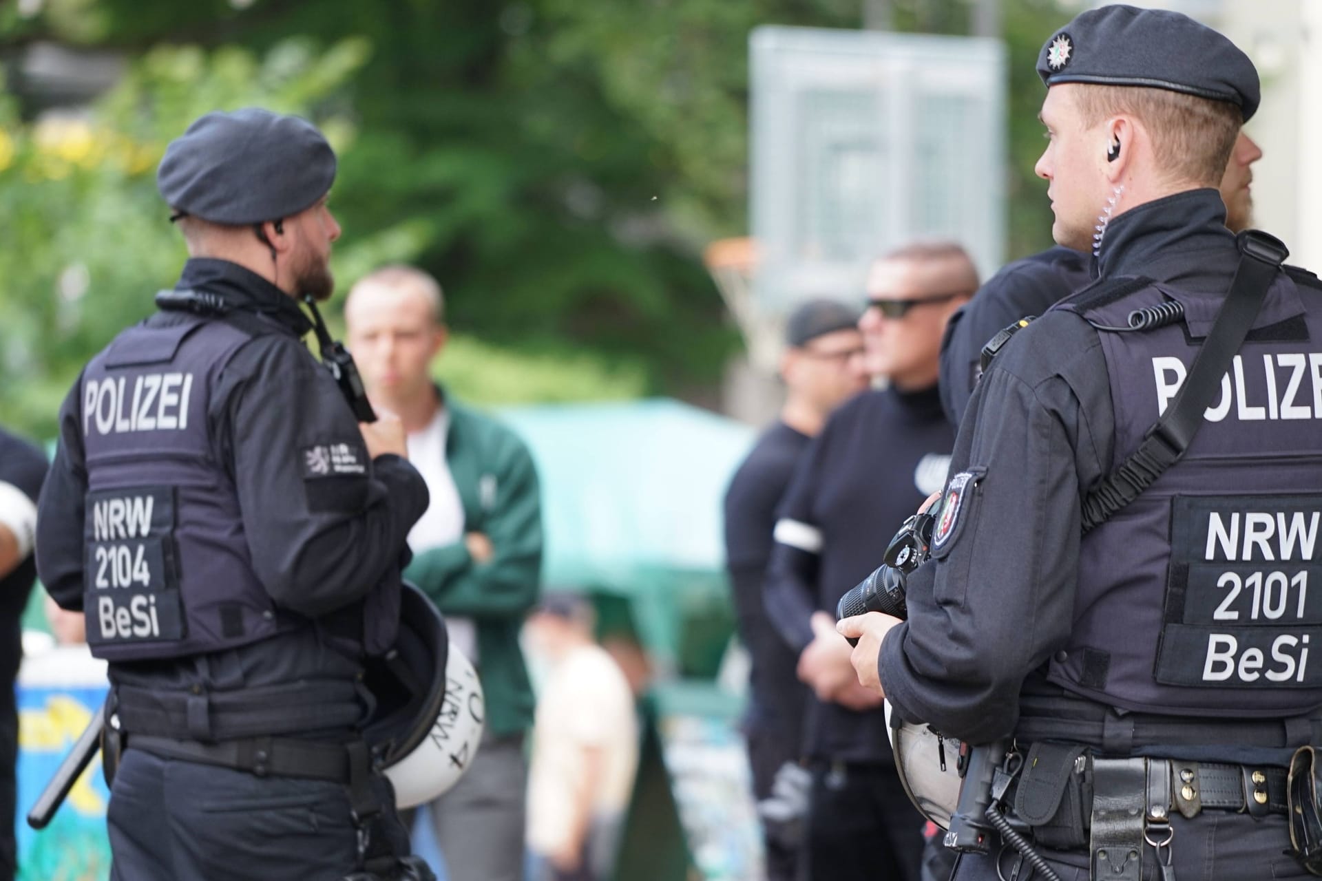 Die Polizei und Mitglieder der Kleinstpartei "III. Weg" (Archivbild): In Berlin waren rund 130 Polizisten im Einsatz.