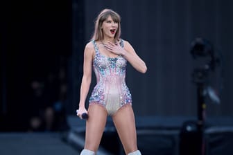 Taylor Swift steht auf der Bühne: Der US-Superstar hat am Dienstag sein erstes von zwei Hamburg-Konzerten der "Eras"-Tour gegeben.