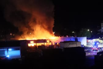 Brand in der Produktionshalle einer Bäckerei in Tempelhof: Die Feuerwehr war am frühen Montagmorgen im Großeinsatz.