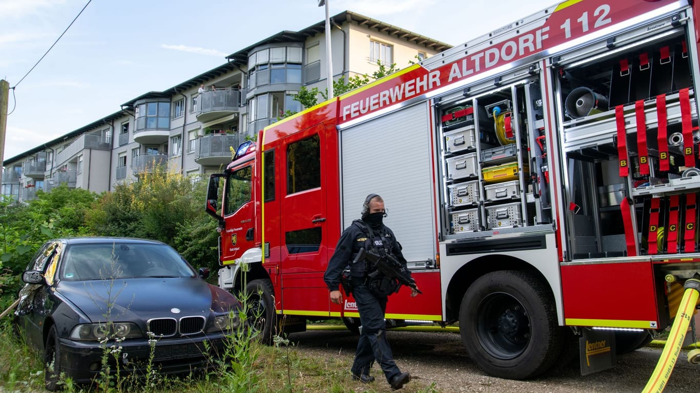 Der Einsatz in Altdorf begann mit einem Feueralarm: Nachdem die Feuerwehr bedroht wurde, rückten schwer bewaffnete Polizisten an.