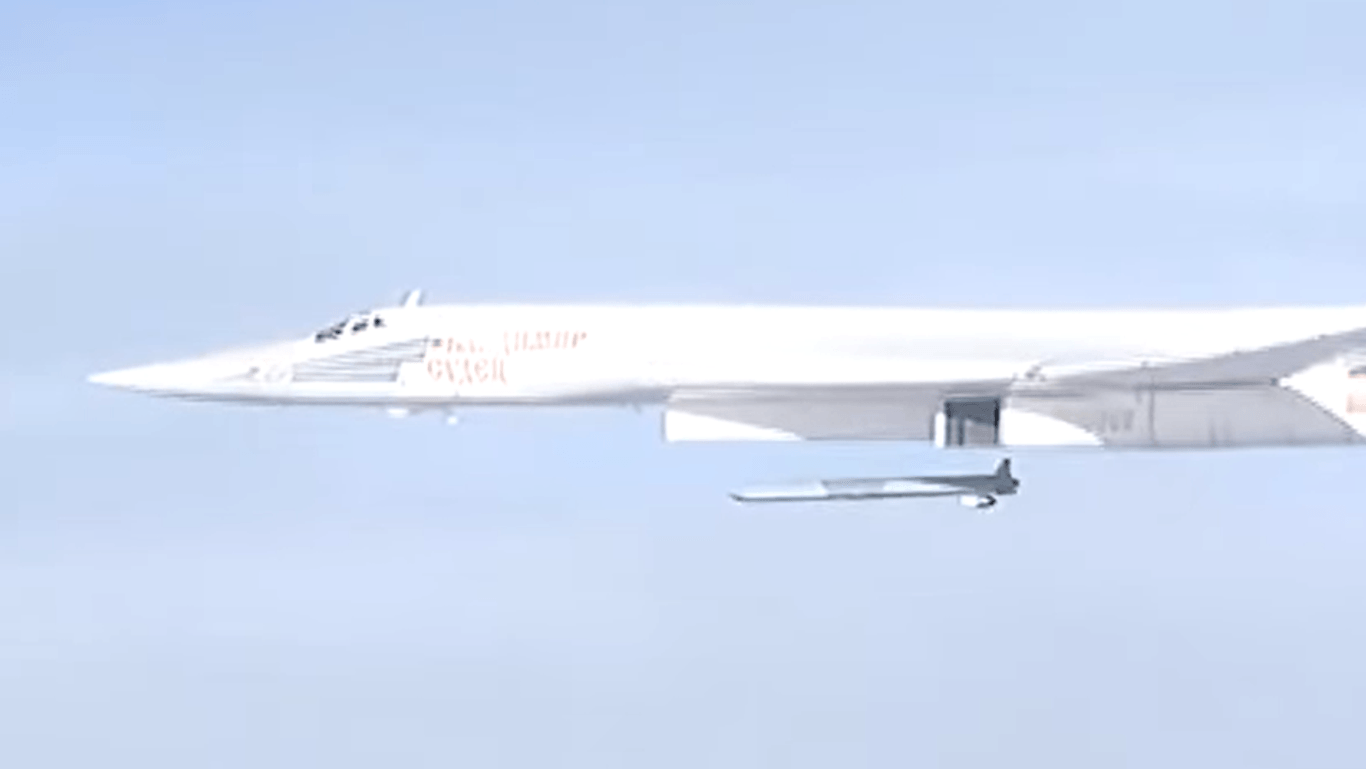 KH-101: Das russische Verteidigungsministerin veröffentlichte 2015 ein Video, wie der Marschflugkörper von einer Tupolev Tu-160 gestartet wird.